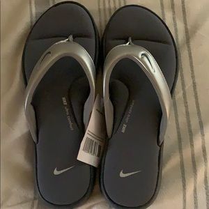 Nike comfortable flip flops